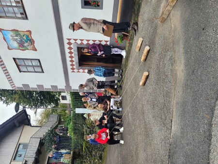 Prireditev DEKD pri Juvanovi hiši